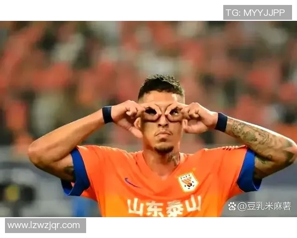 中国足球球星独特打招呼手势解析与文化象征意义探讨