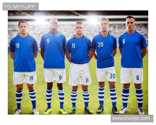 足球球星街头即兴对决路人上演巅峰较量引爆全场热血瞬间